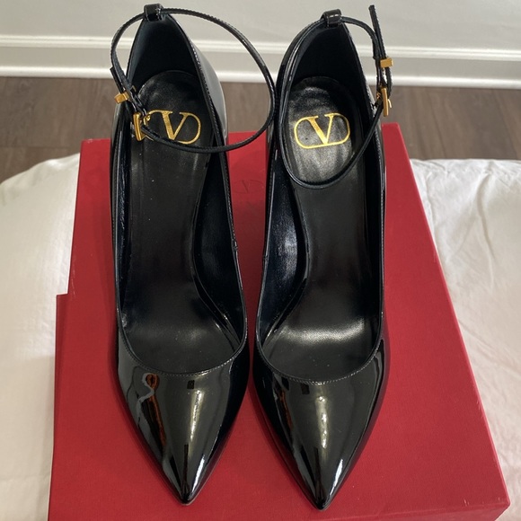 Valentino patent black wedge with ankle strap. - Picture 9 of 12